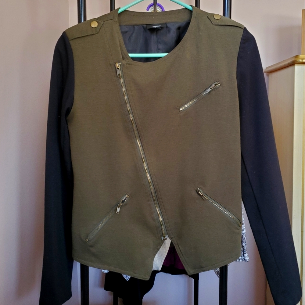Cute side zippers jacket. Size XS